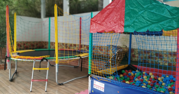 Cama Elástica e Piscina de Bolinha