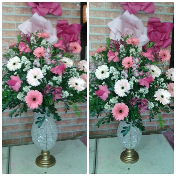 Arranjo de Flores para Mesa de Bolo